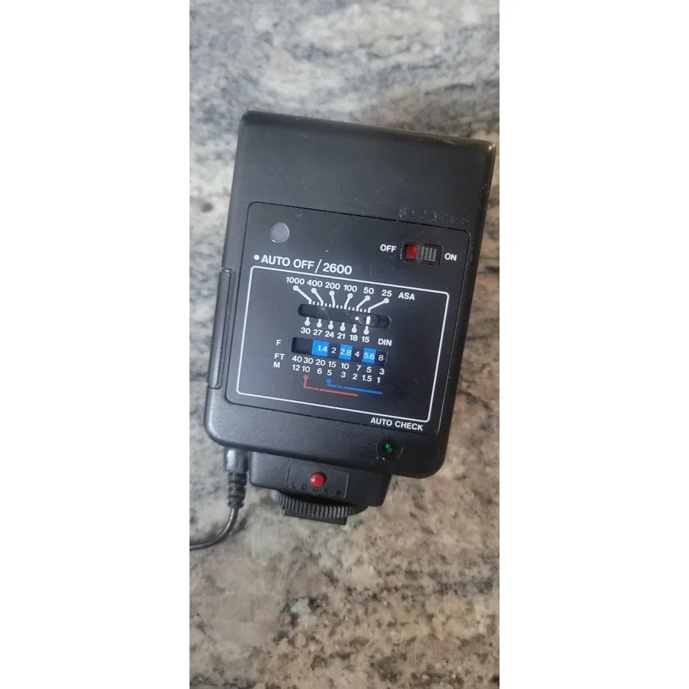 VIVITAR 2600 FLASH WITH PC SYNCH CORD - Not Tested